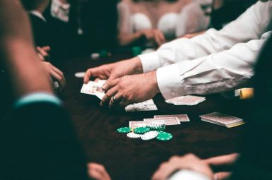 Τεχνολογία και παράδοση: Πώς το Live Poker προσαρμόζεται στην ψηφιακή εποχή